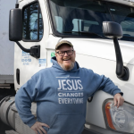 Desde la cabina de un camión, estudios bíblicos conectan EE.UU. y la India